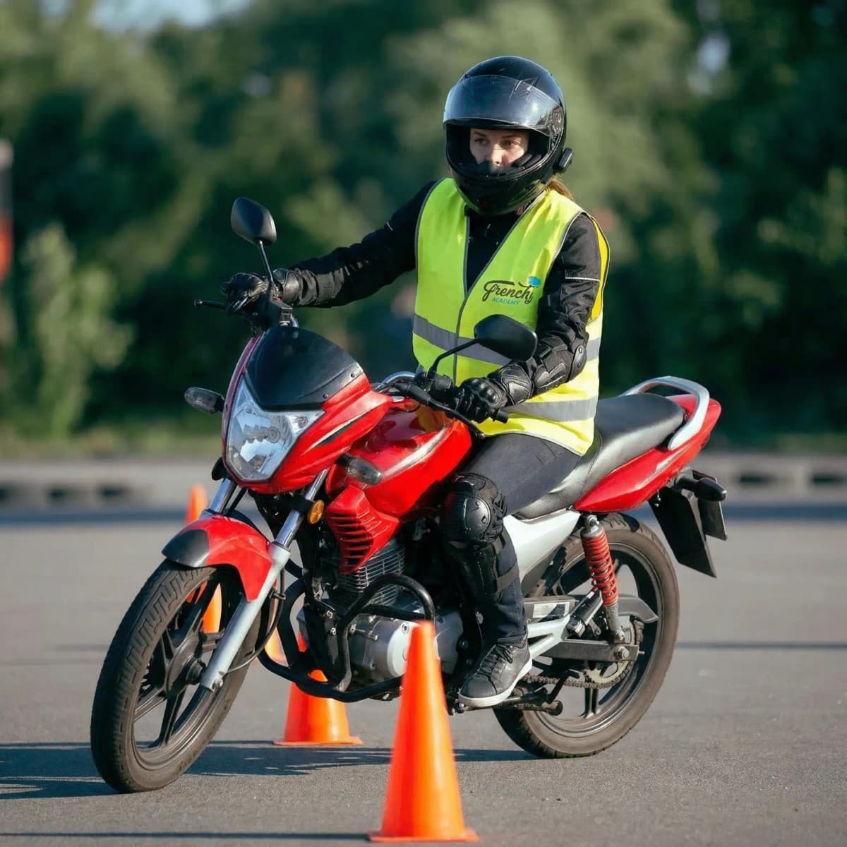 Élève moto French Academy sur piste avec gilet de formation